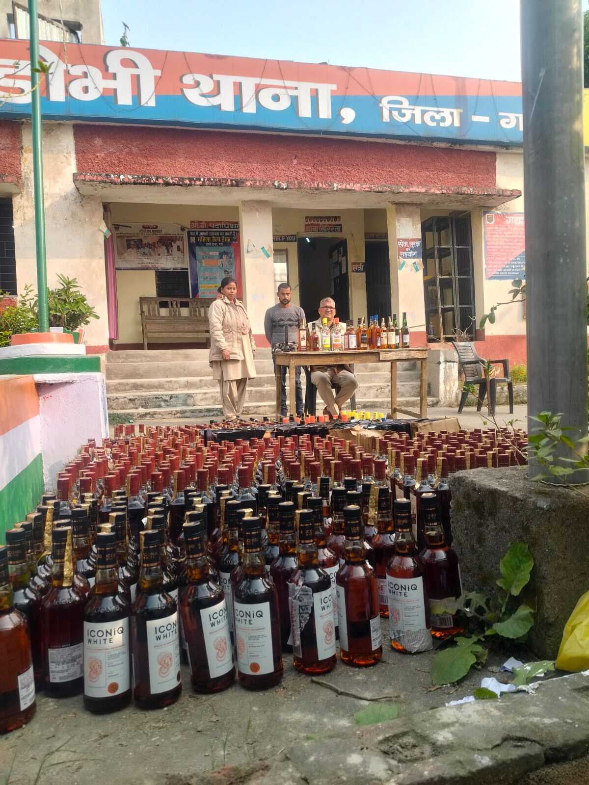 पिकअप पर लदी मछली के नीचे से 496 लीटर विदेशी शराब जब्त