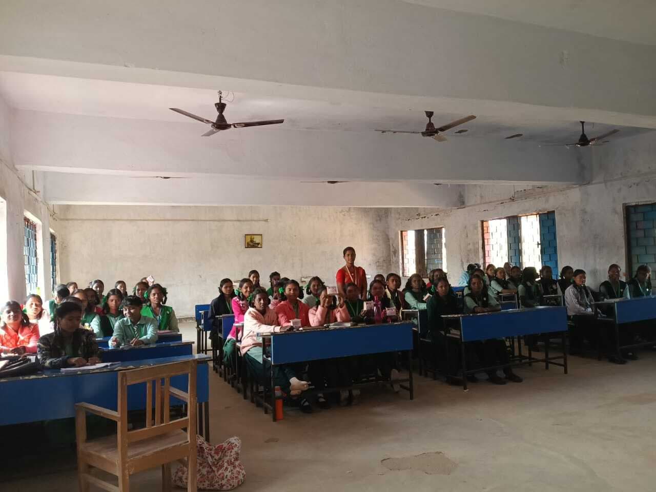 छात्राओं के बीच सेनेटरी पैड्स का वितरण