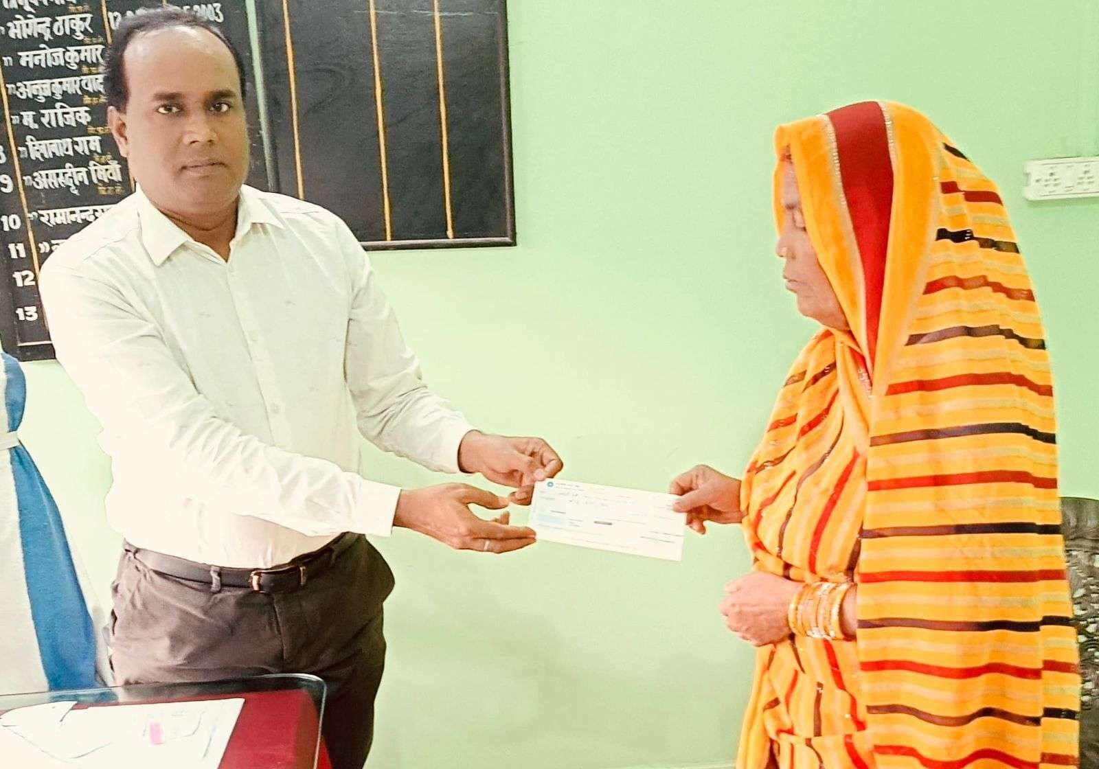 फुलवरिया में दो आपदा पीड़ित परिवारों को मिली सरकारी राहत