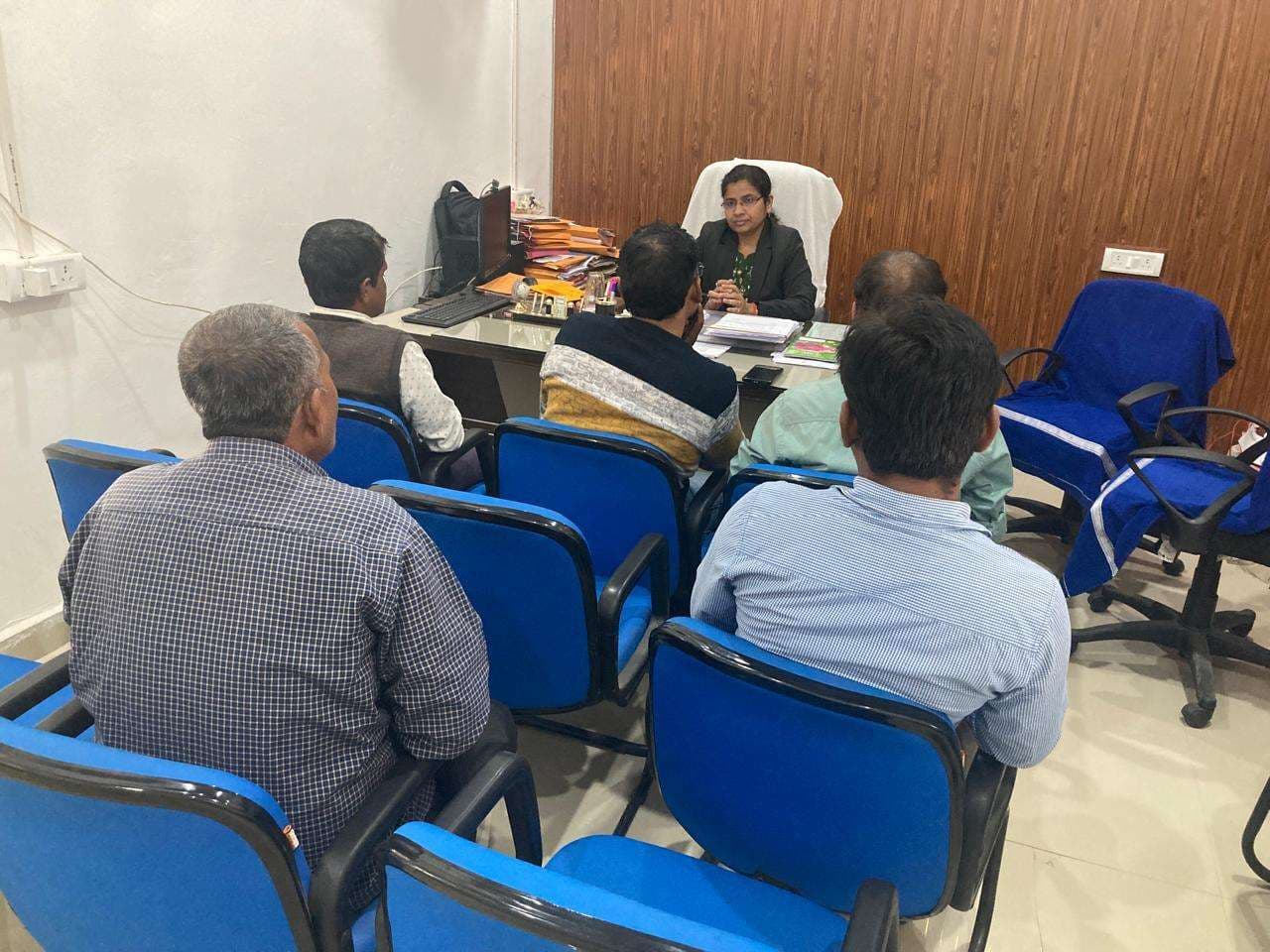 लंबित कार्यों को समय पर पूरा करने का निर्देश