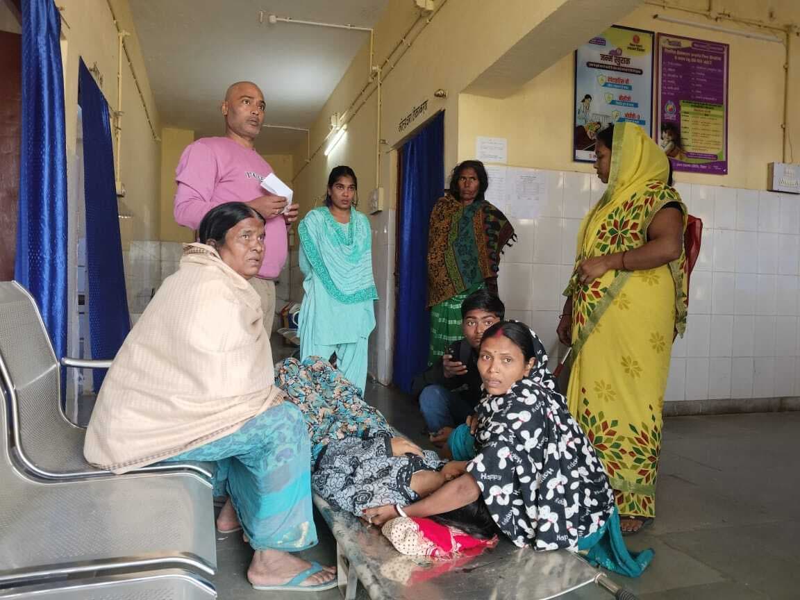 ट्रेन से गिरकर युवती घायल, चिकित्सक के अभाव कराती रही लड़की