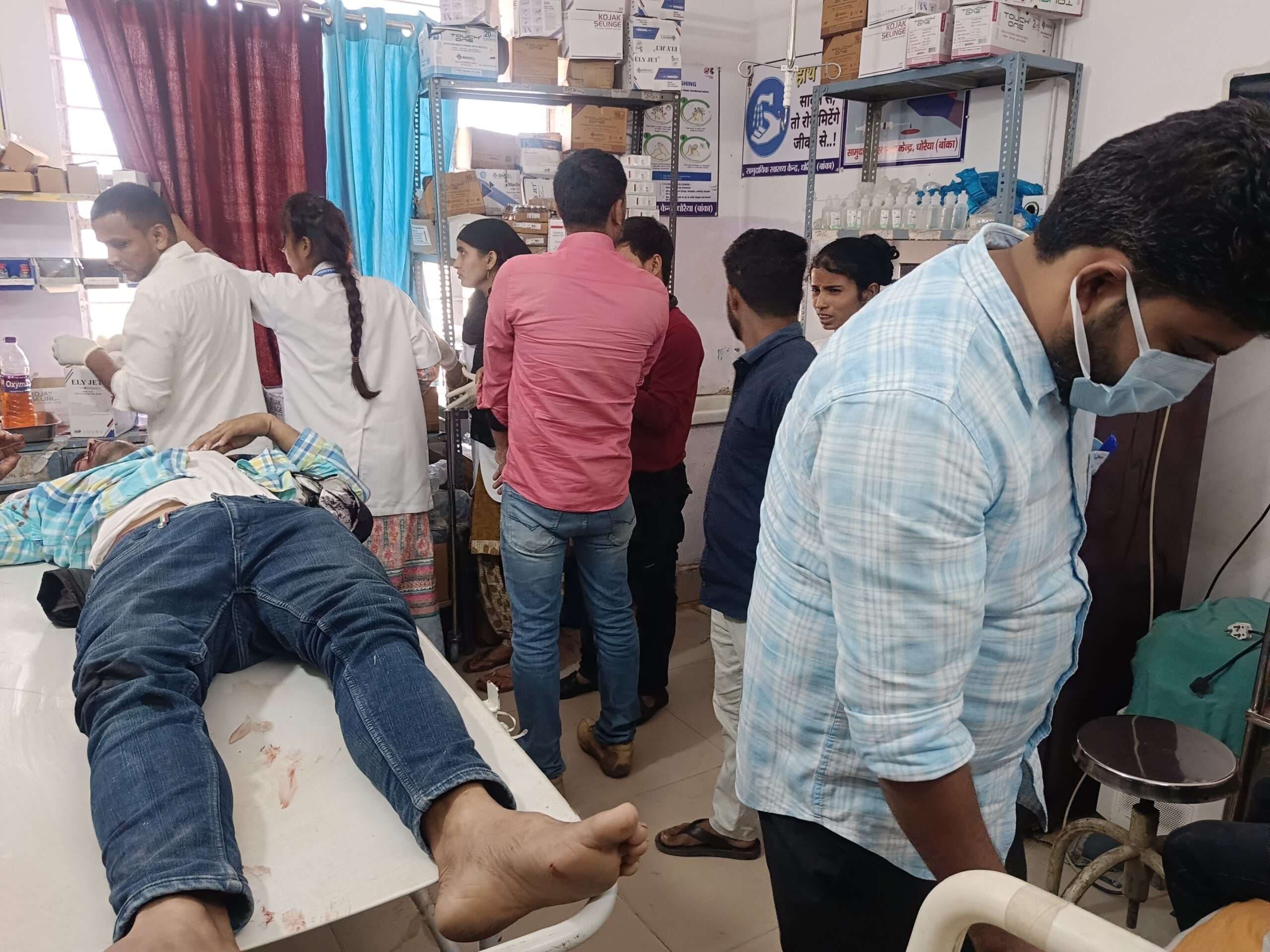 तेज रफ्तार टोटो के धक्के से बाइक सवार दो युवक जख्मी