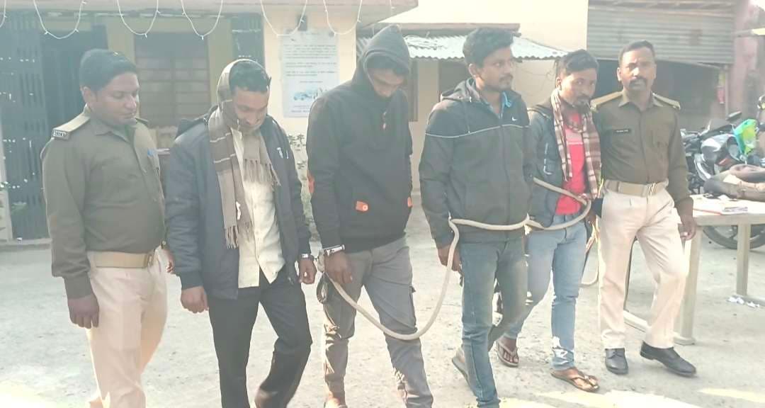 नशे में हंगामा करने में चार शराबी गिरफ्तार