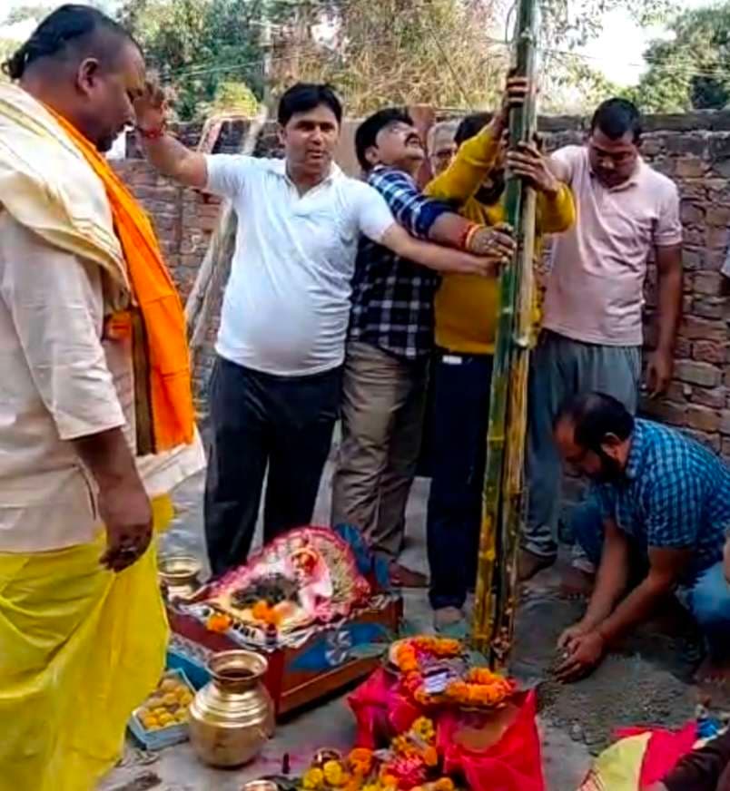 भृंगीचक में श्रीराम महायज्ञ को लेकर हुआ ध्वजारोहण