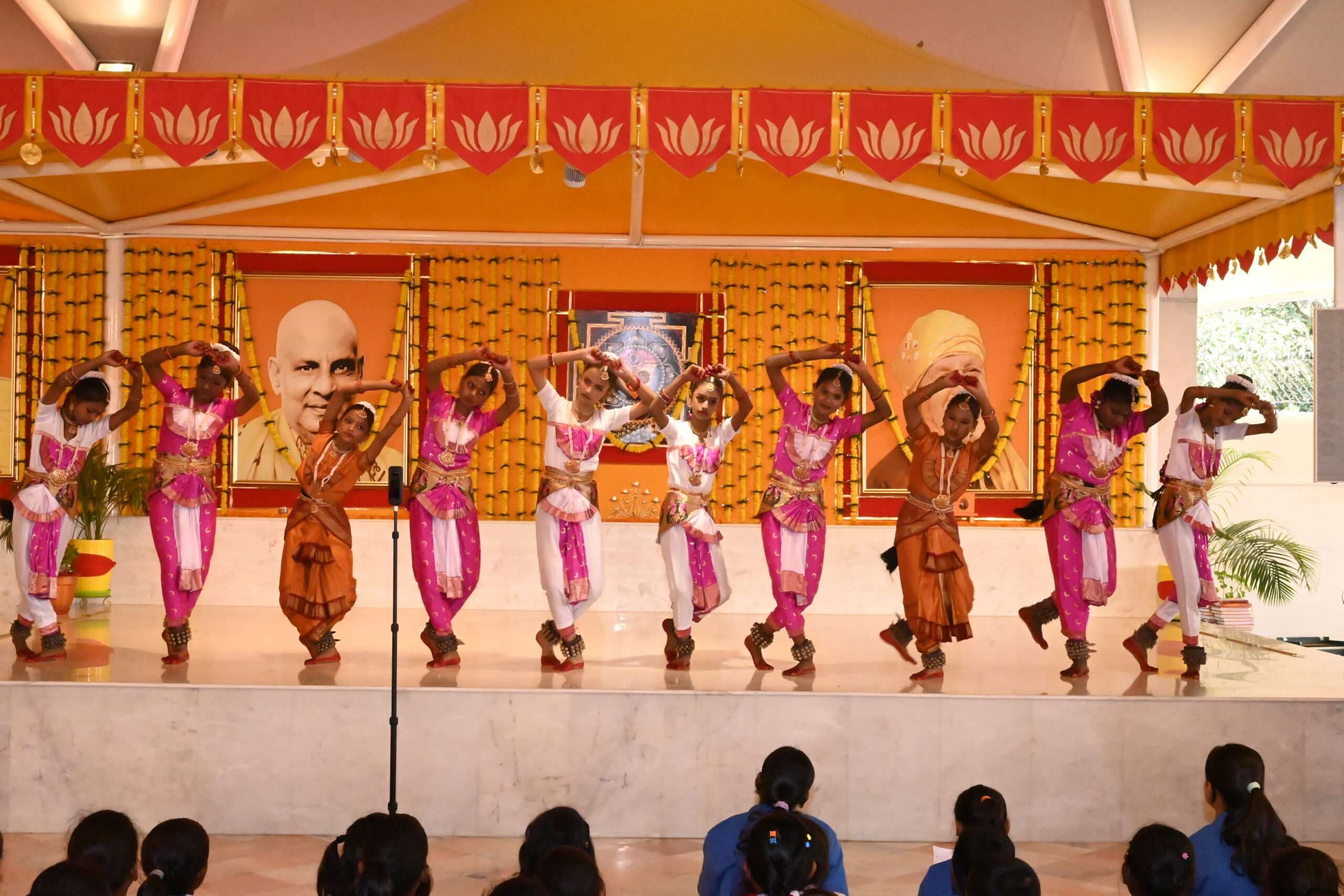 Deoghar News : रिखियापीठ में शतचंडी महायज्ञ शुरू, देवी दु्र्गा की भक्ति में डूबे 42 देशों के श्रद्धालु