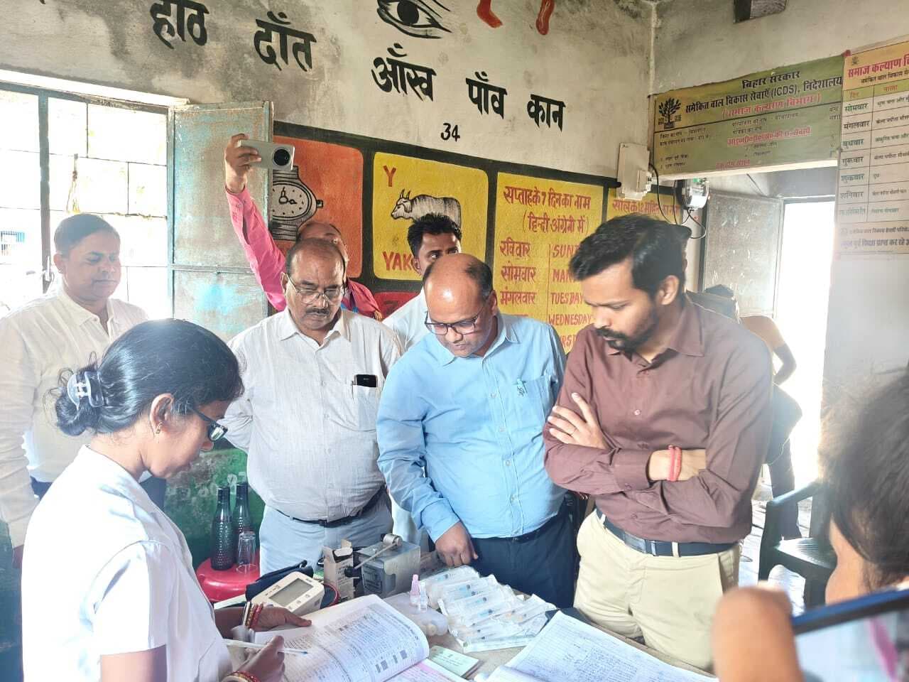 डीएम ने कोचाधामन के भीएचएसएनडी सत्र का आकस्मिक निरीक्षण