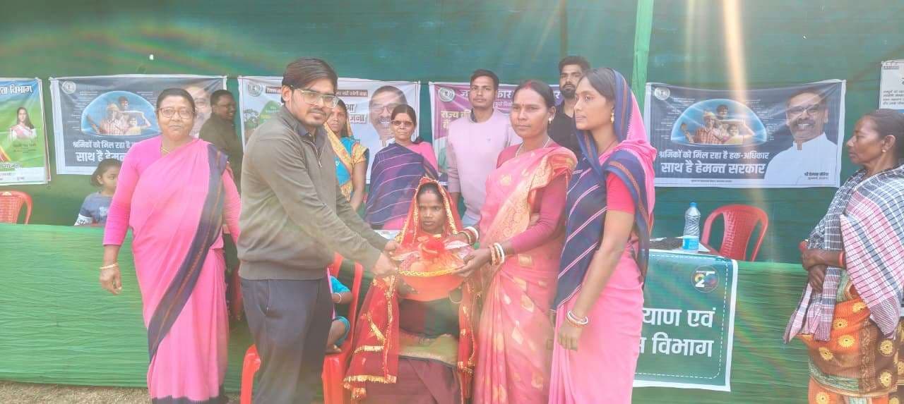 सेवा : तेलियाचक में लगा शिविर, पोर्टल बंद होने पर निराश दिखीं महिलाएं