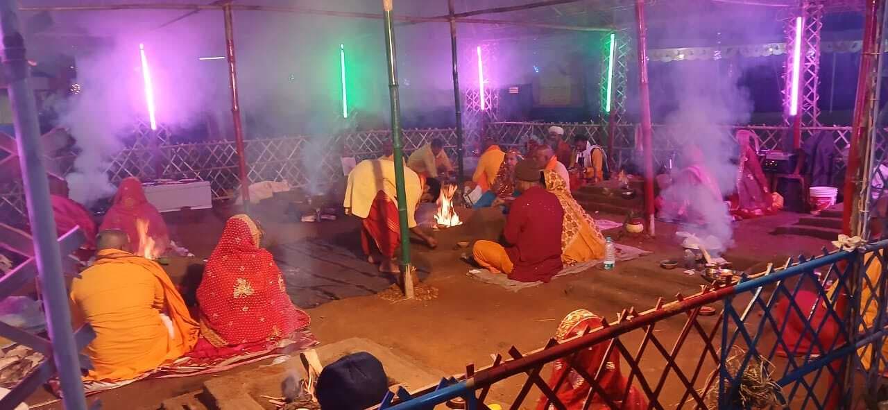 राम कथा सुनने दूसरे दिन जुटी भक्तों की भीड़