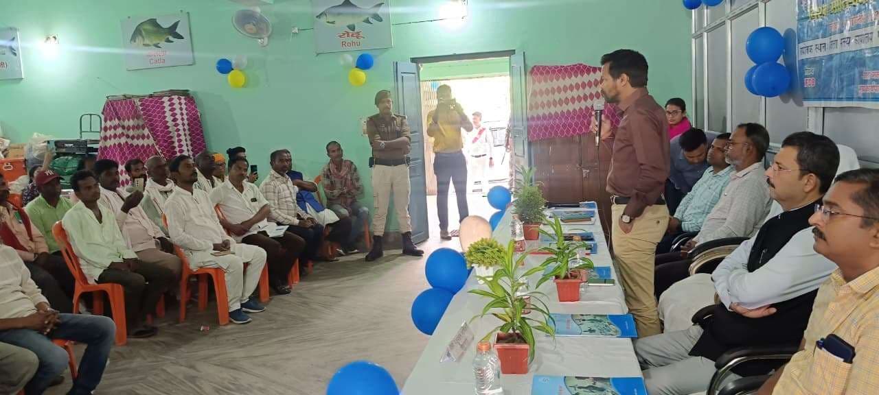 डीएम ने मत्स्य पालकों को संचालित सरकारी योजनाओं की दी जानकारी