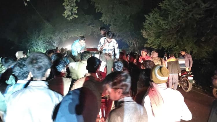 तेज रफ्तार कार ने बाइक में मारी टक्कर, दो युवक घायल