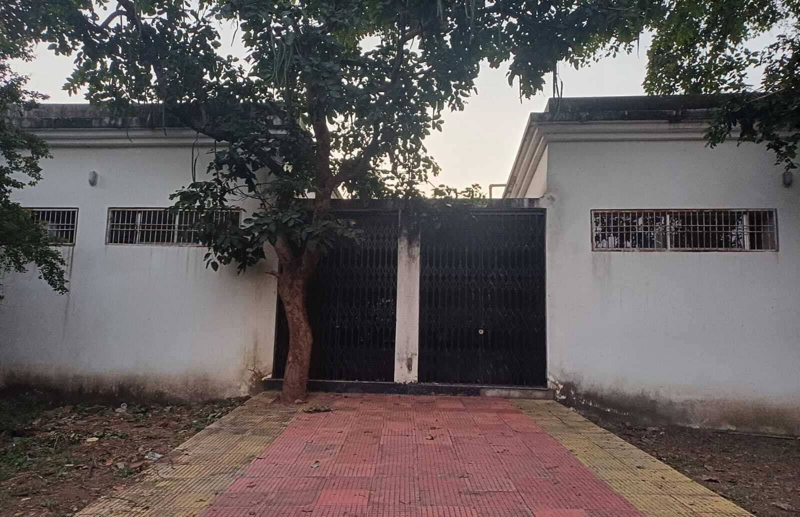 पर्यटन स्थल मंदार पर शौचालय बंद, पर्यटकों को हो रही असुविधा