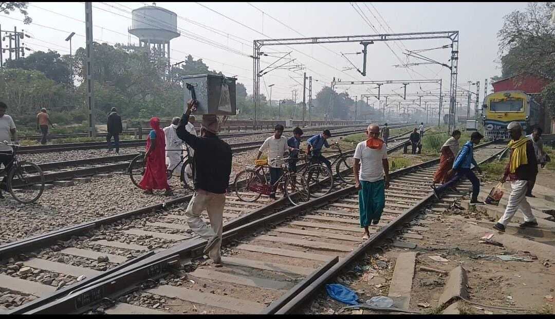 दानापुर रेल मंडल की लापरवाही से नगर वासी झेल रहे असुविधा का दंश