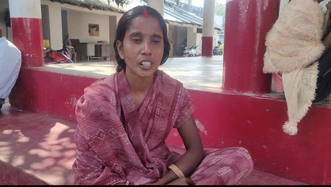 पत्नी व दो बच्चों को छोड़कर प्रेमिका के साथ फरार हुआ युवक