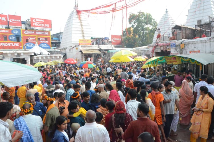 Deoghar News : बाबा मंदिर में उमड़े भक्त, पांच हजार से अधिक लोगों ने कूपन लेकर की पूजा