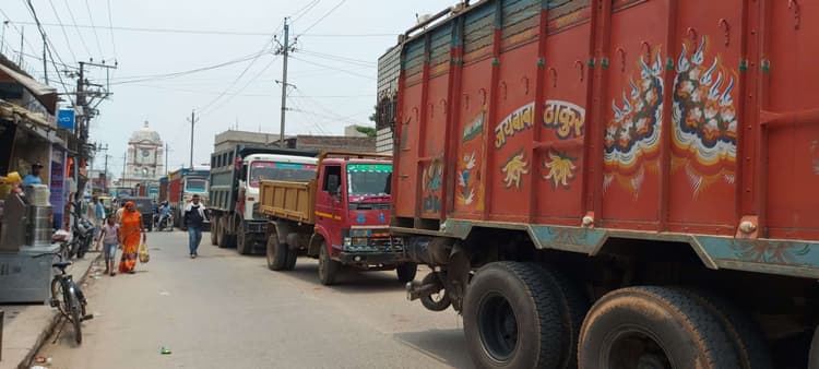 सड़क पर वाहनों का पड़ाव, रोज लगता है जाम