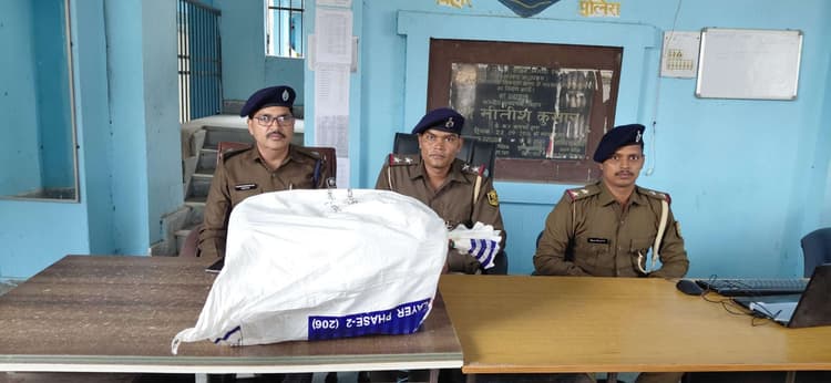 बाइक से 19 किलो गांजा बरामद, तस्कर फरार