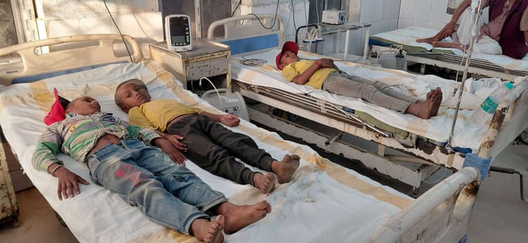 Madhubani News : शिक्षक ने तीन बच्चे को पीटा, अस्पताल में भर्ती