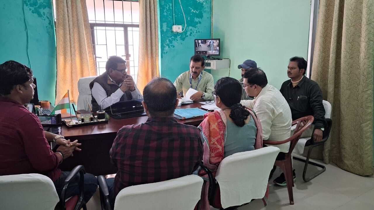 Madhubani News : लक्ष्य व एनक्यूएएस प्रमाणीकरण की हुई समीक्षा बैठक