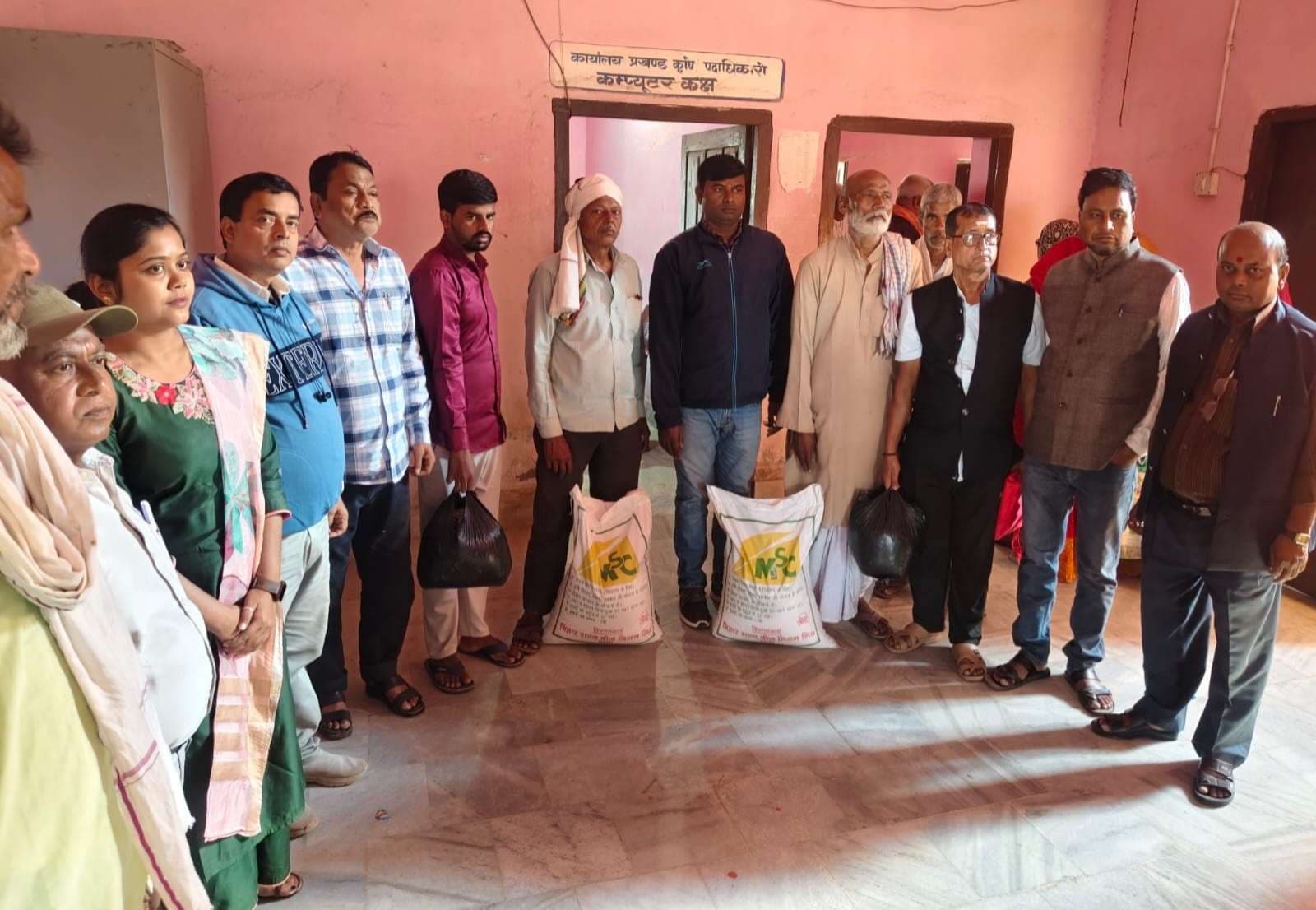 Madhubani News : किसानों के बीच गेहूं बीज का वितरण शुरू