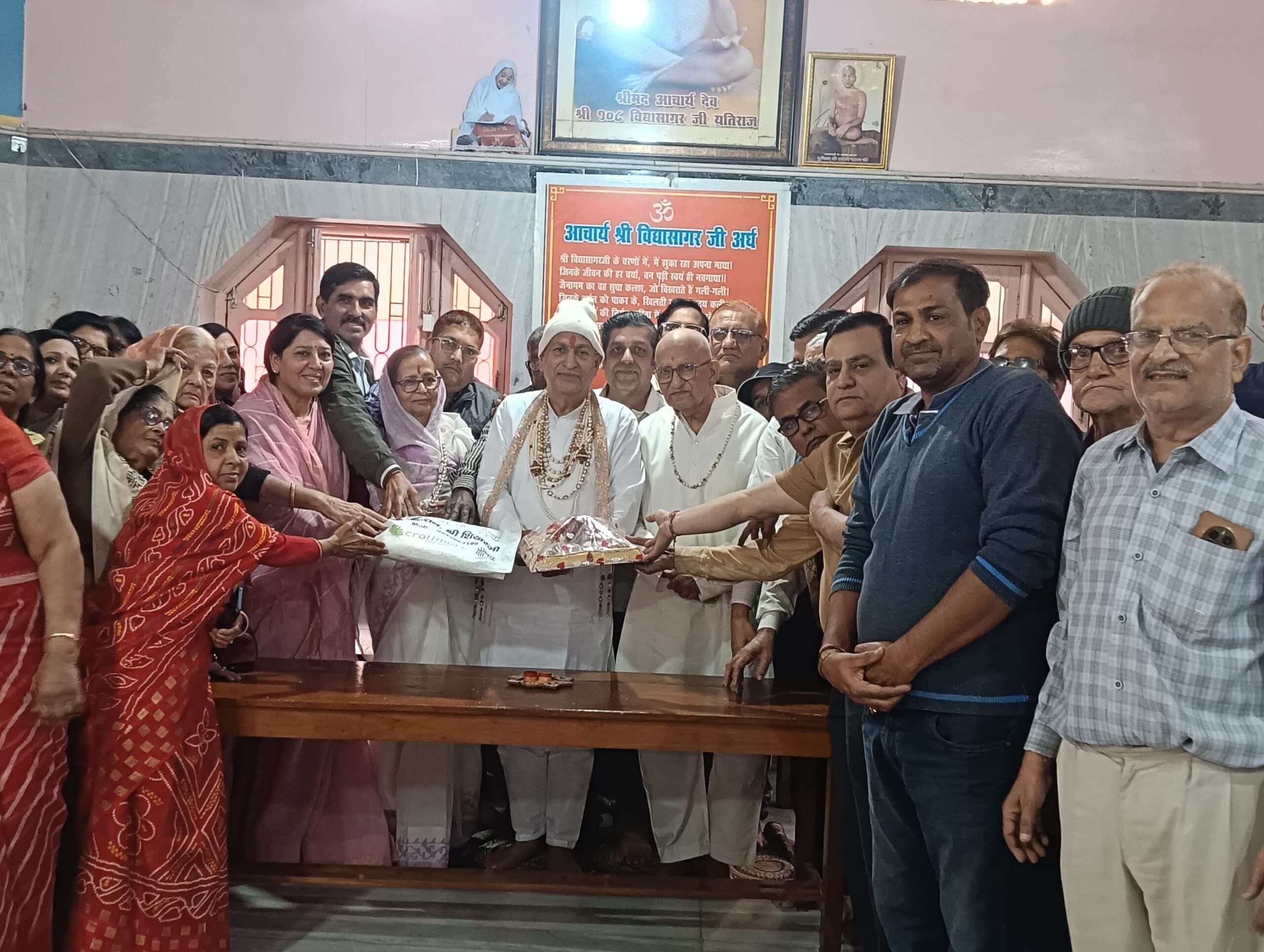 Giridih News: संतों की सेवा करते-करते 72 वर्षीय नरेश सेठी ने बैरागी जीवन अपनाया