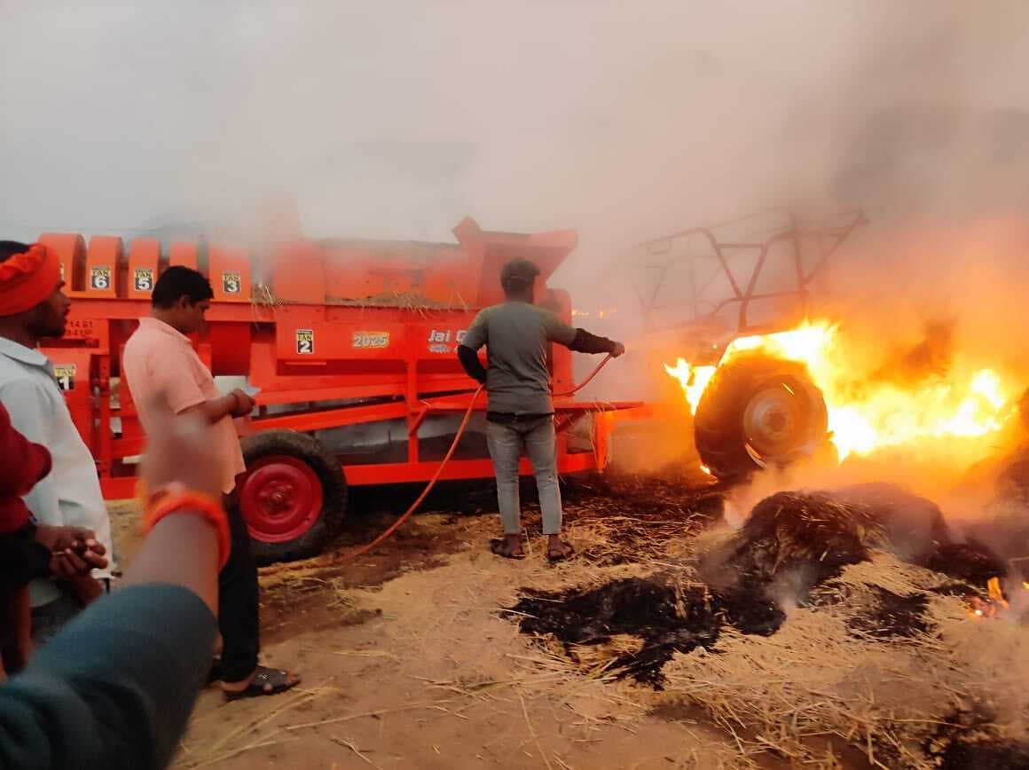 Giridih News: हेठनगर के खलिहान में आग लगी, 30 क्विंटल धान व ट्रैक्टर जला