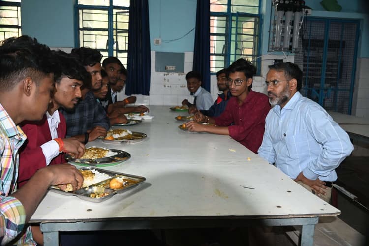 Giridih News: उपायुक्त ने किया जवाहर नवोदय विद्यालय का निरीक्षण