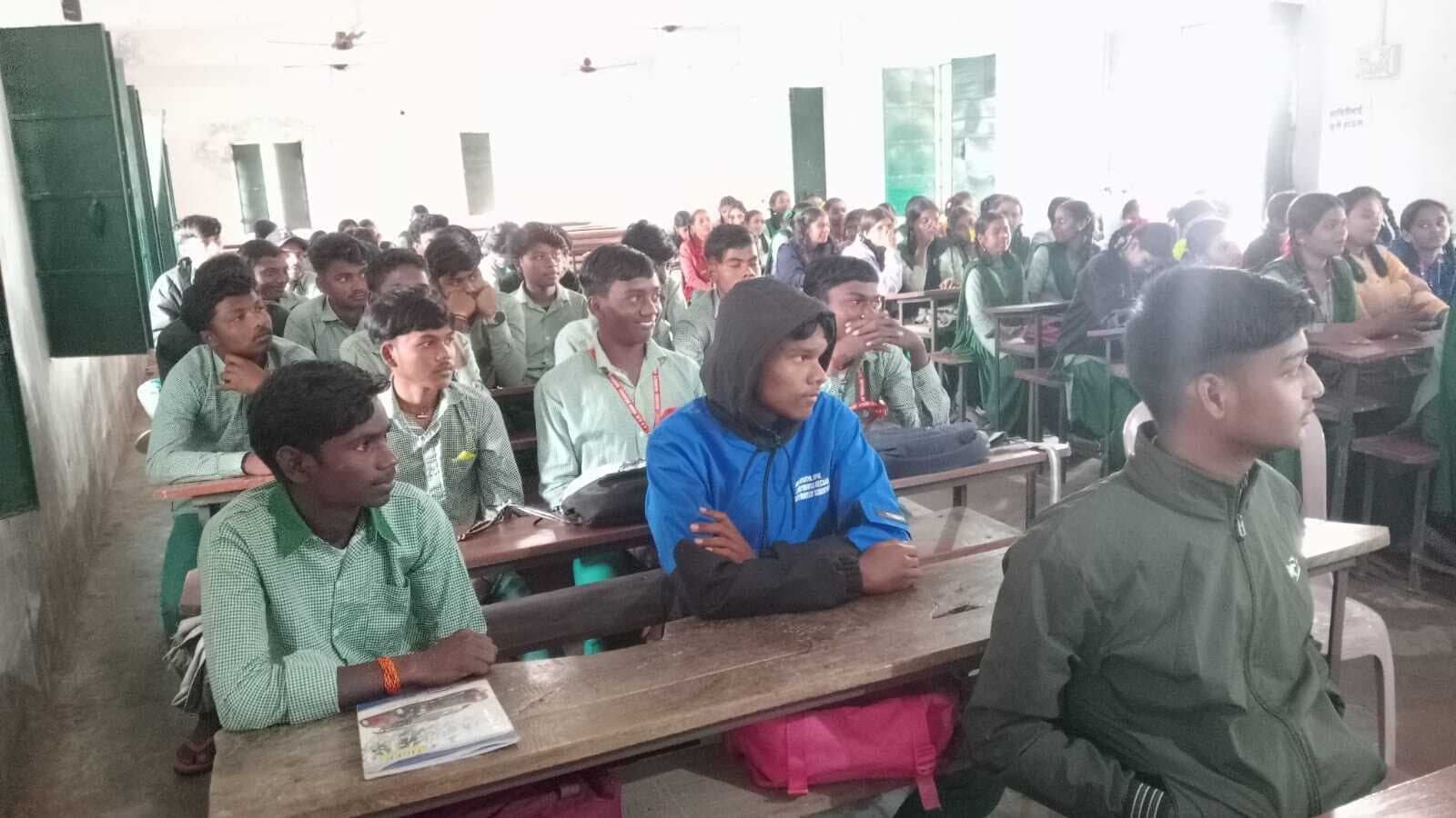 Giridih News: विधिक साक्षरता क्लब के छात्र-छात्राओं के बीच जागरूकता कार्यक्रम