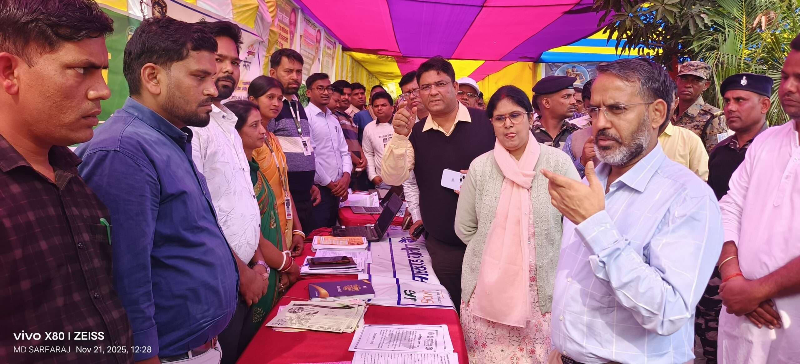 Giridih News: सरकारी योजनाओं की जानकारी देकर लोगों को लाभ पहुंचाना हमारा लक्ष्य : डीसी