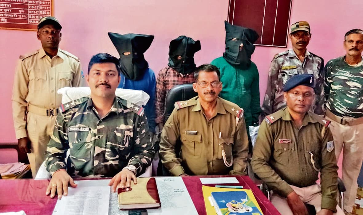 Seraikela Kharsawan News : कुजू में पंक्चर दुकान की आड़ में चल रहा था डीजल कटिंग का धंधा, तीन गिरफ्तार