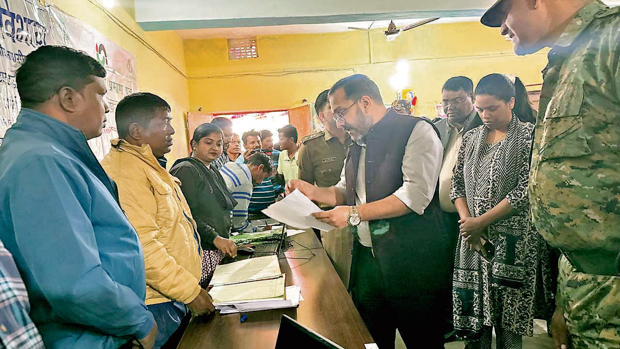 Seraikela Kharsawan News : सभी शिकायत व आवेदनों को ससमय निष्पादित करें : डीसी