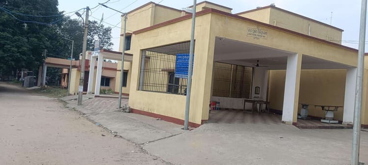 Jharsuguda News: झारसुगुड़ा जिला पशु चिकित्सालय में चार की जगह केवल एक चिकित्सक दे रहे सेवा, दवाएं भी नहीं