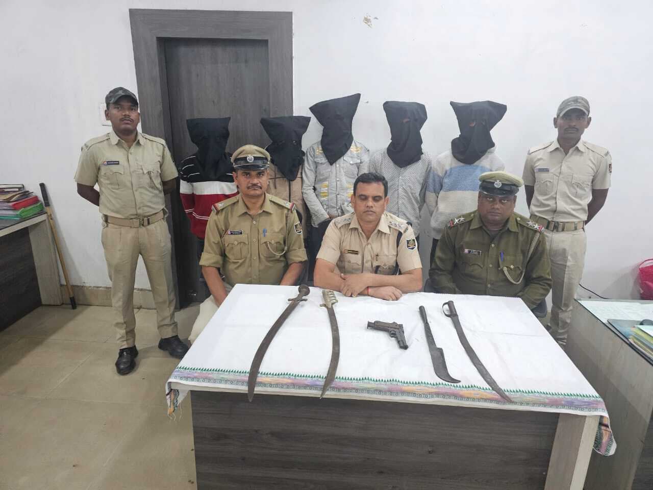 Rourkela News: डकैती की योजना बनाते पांच गिरफ्तार, पितौल, भुजाली व तलवार जब्त