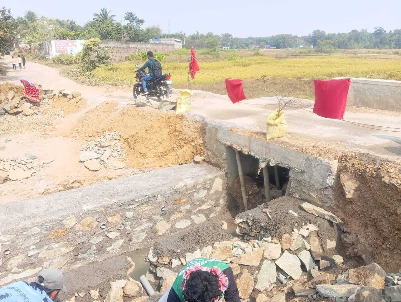 East Singhbhum News : मुसाबनी-डुमरिया सड़क और पुलिया अधूरी