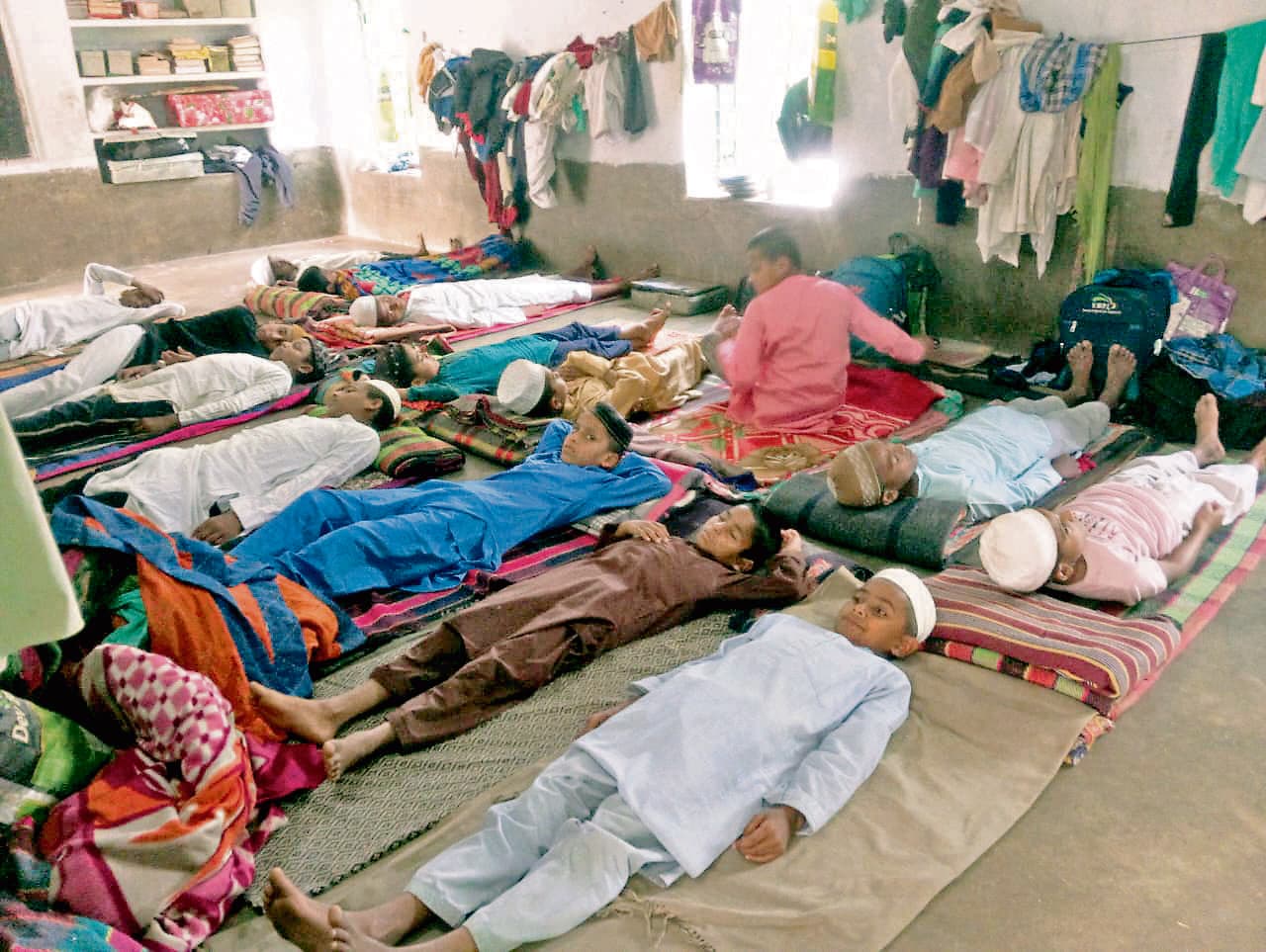 East Singhbhum News : ठंड में फर्श पर सोते हैं 49 बच्चे, दिन में जमीन पर बैठकर पढ़ाई