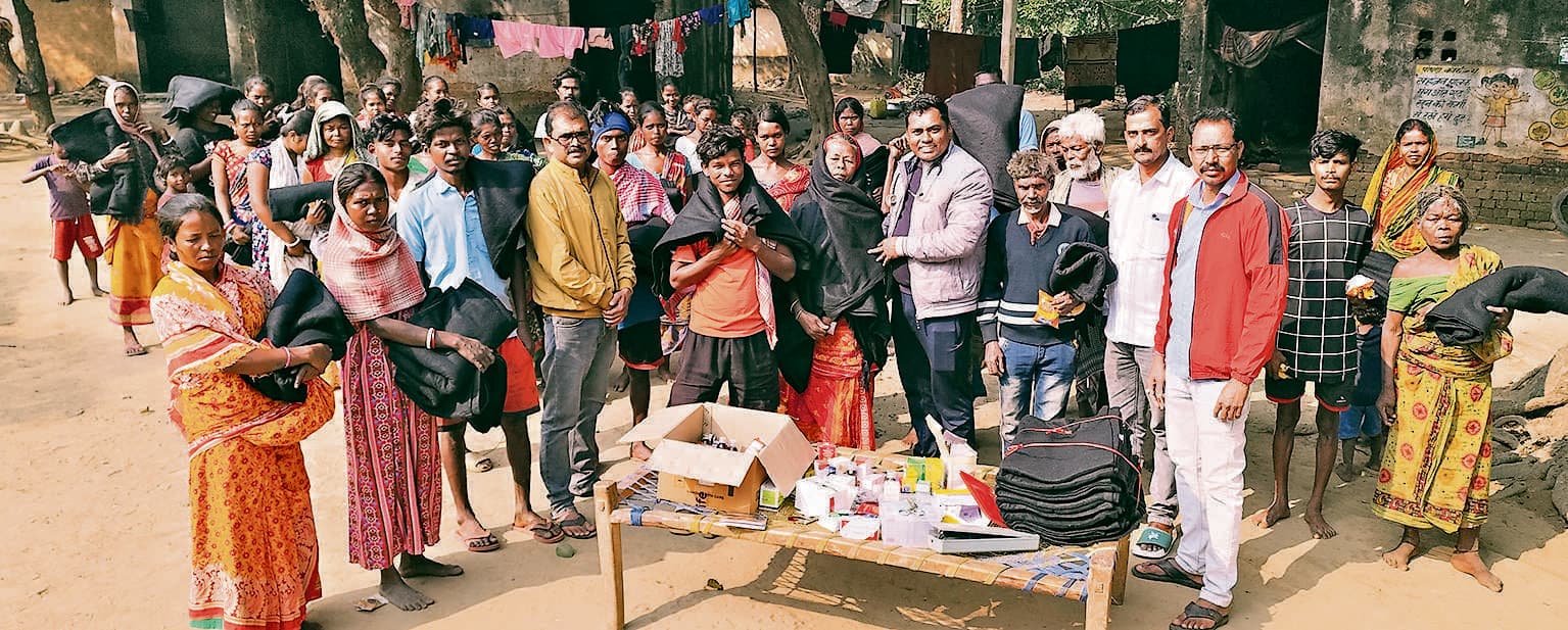 East Singhbhum News : प्रशासन नहीं जागा, पर समाजसेवियों ने बढ़ाये मदद के हाथ