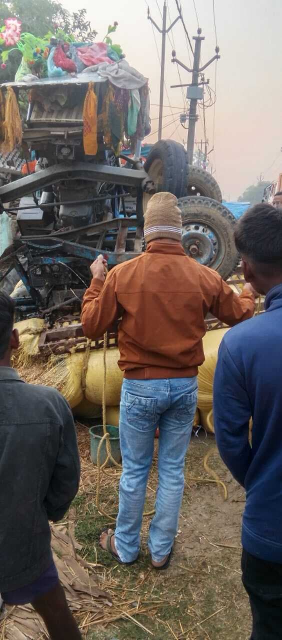 Bhagalpur news बालू लदा ट्रैक्टर ने जुगाड़ गाड़ी को रौंदा, चालक की मौत