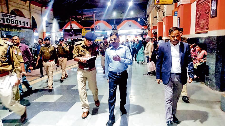 पूर्व रेलवे के प्रिंसिपल चीफ सिक्योरिटी कमिश्नर ने सियालदह स्टेशन का किया निरीक्षण