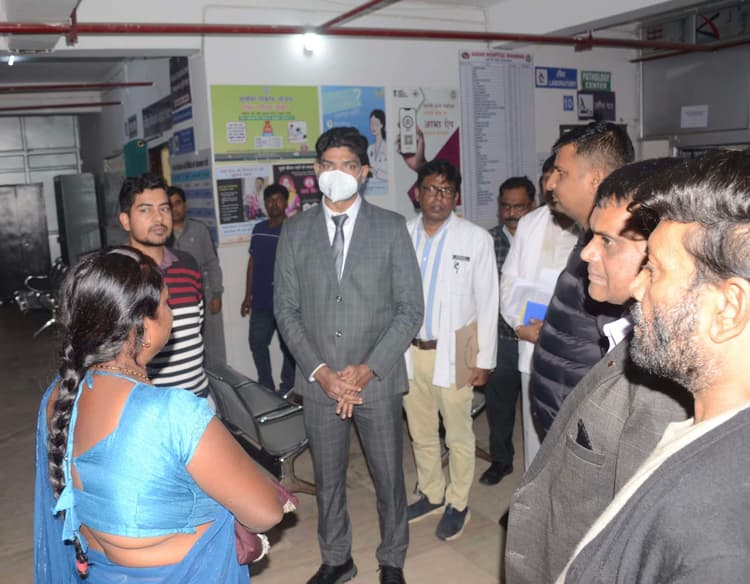 Dhanbad News: स्टॉक कर दिया सरेंडर, मरीज बाहर से खरीद रहे दवा