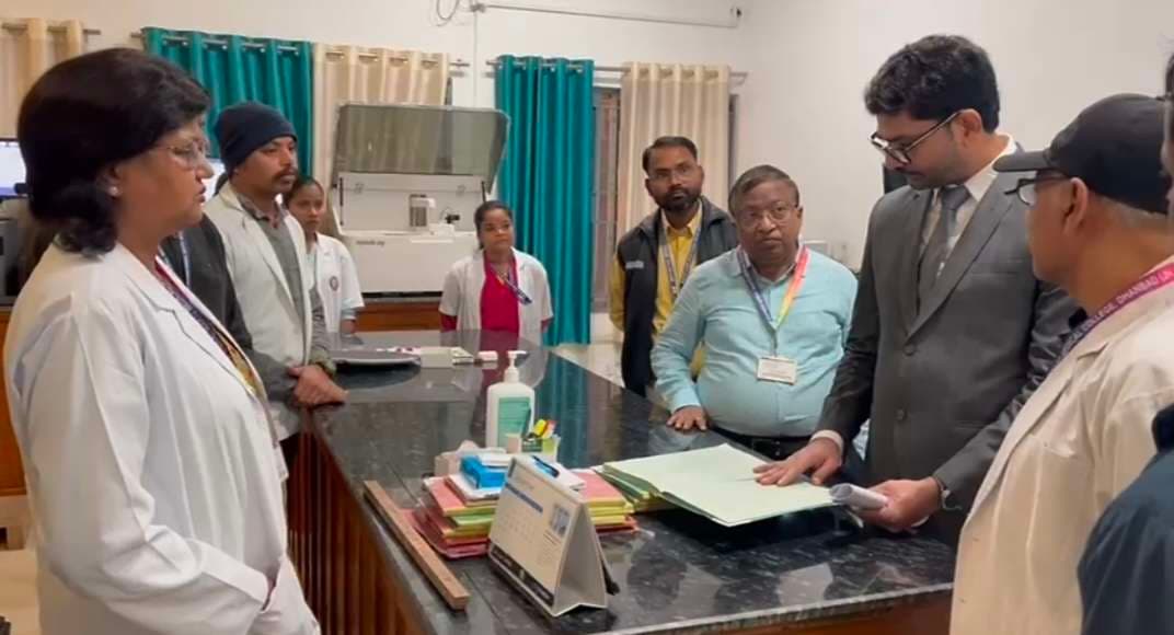 Dhanbad News: ...कॉटन नहीं है, तो क्या कागज से साफ करते हैं जख्म