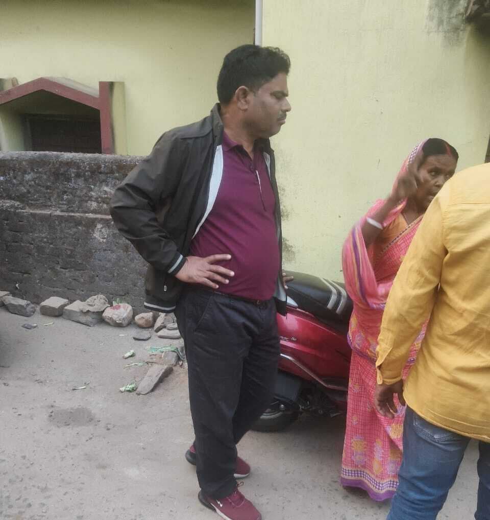 Dhanbad News : बरवाअड्डा में स्कूटी सवार से पांच लाख रुपये की छिनतई