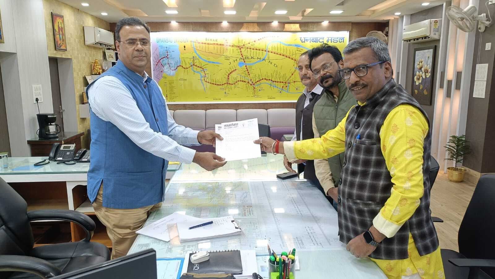 Dhanbad News : डीआरएम से मिला जनसरोकार संस्था का प्रतिनिधिमंडल