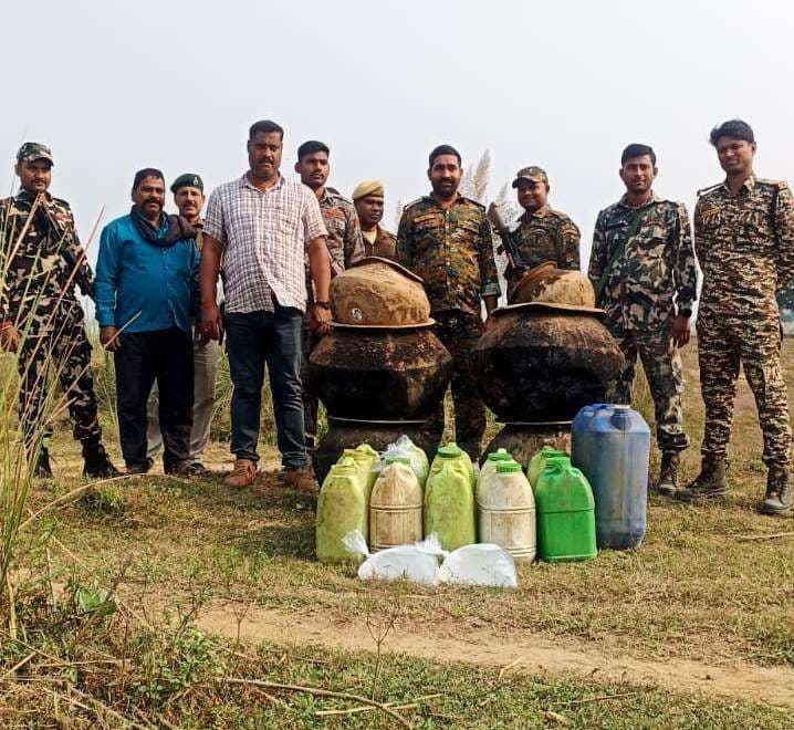 सोन दियारे में सुलग रही भट्ठियां, बड़े पैमाने पर बन रही शराब