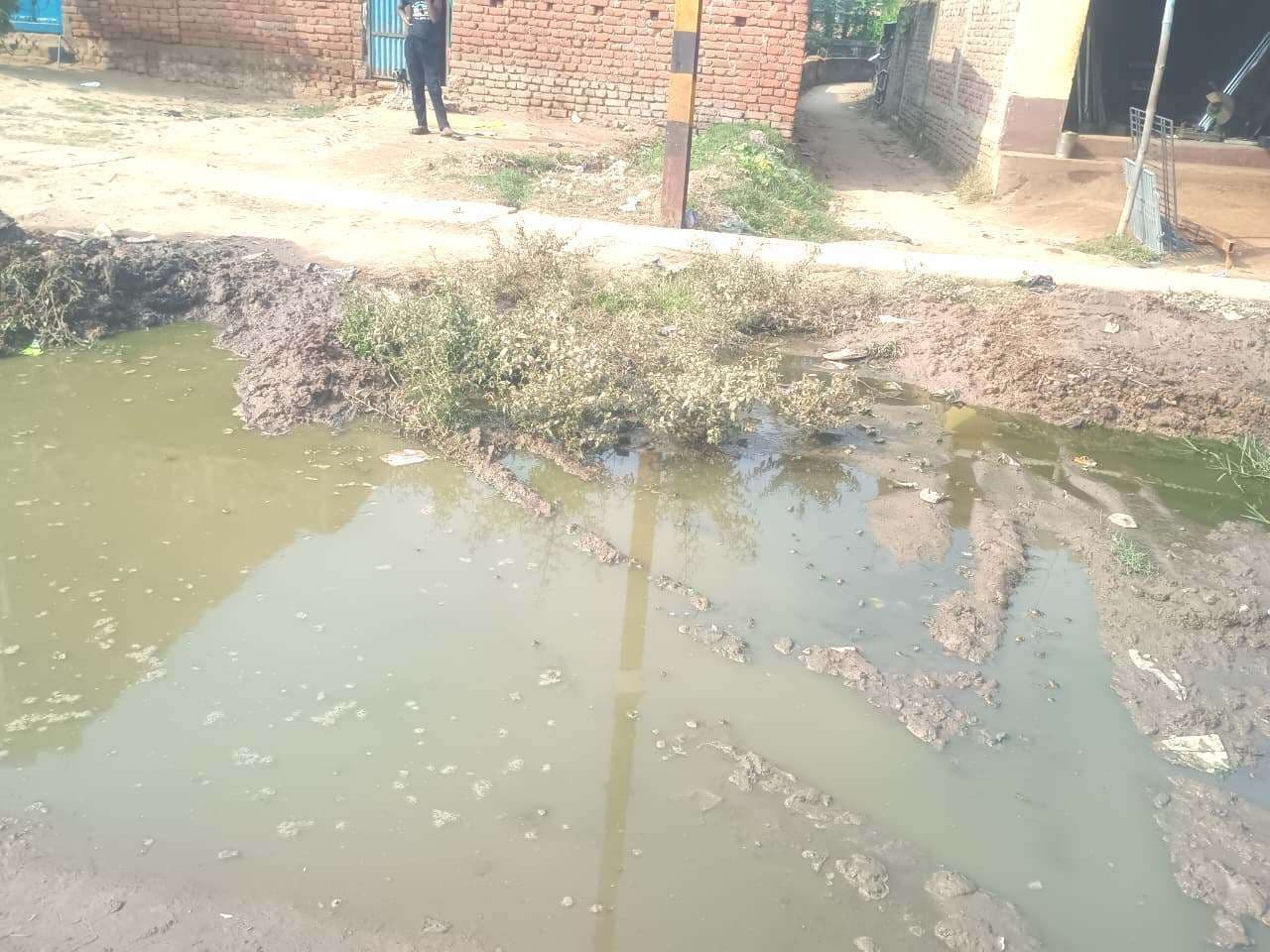 छह महीने से सड़क पर जल जमाव, लोगों को हो रही परेशानी