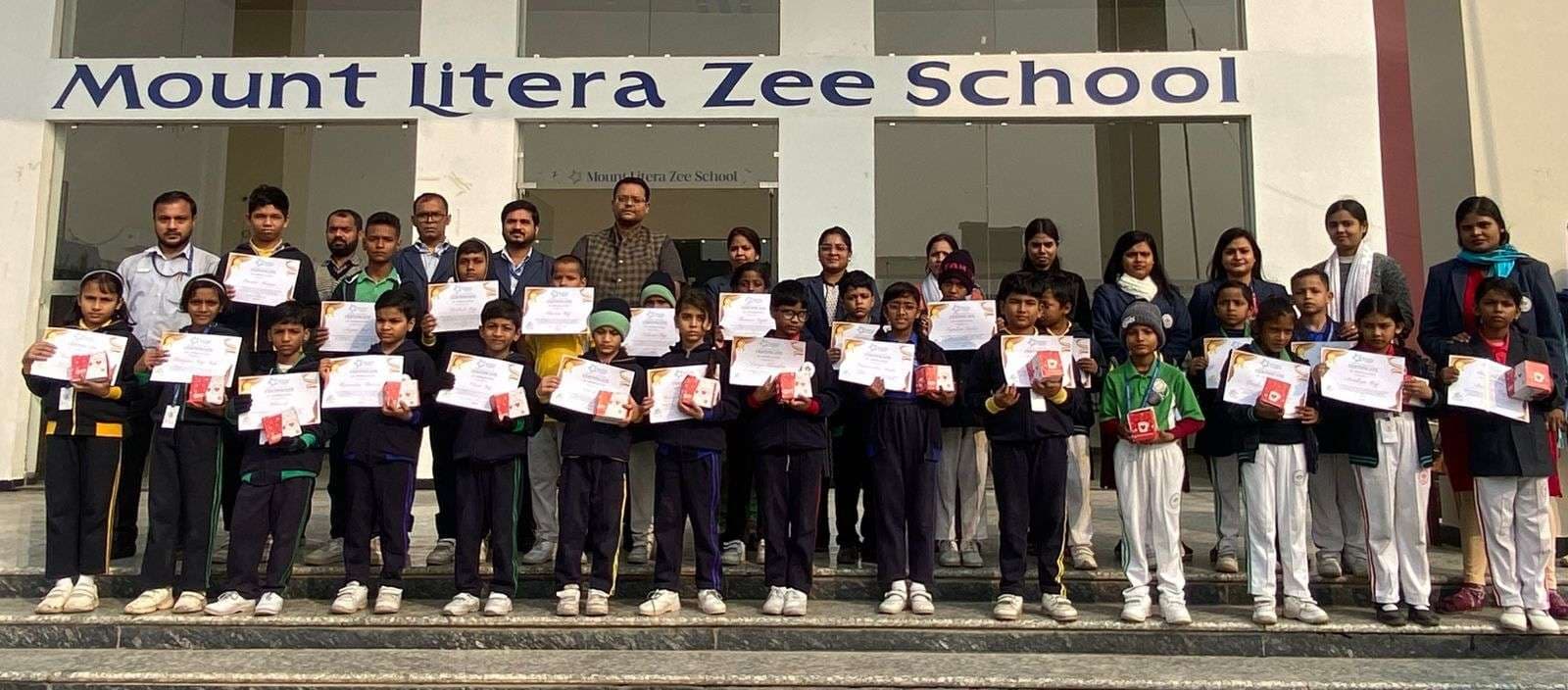 उत्कृष्ट प्रदर्शन करने वाले विद्यार्थी हुए सम्मानित