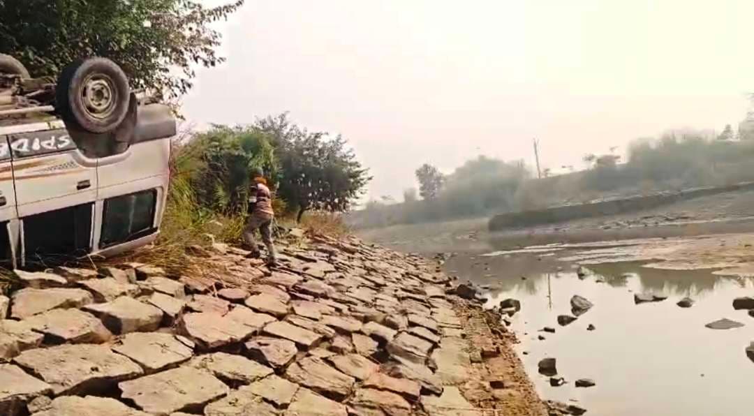 दाउदनगर-बारुण नहर रोड पर दुर्घटना का खतरा, मोड़ पर नहीं संकेतक बोर्ड