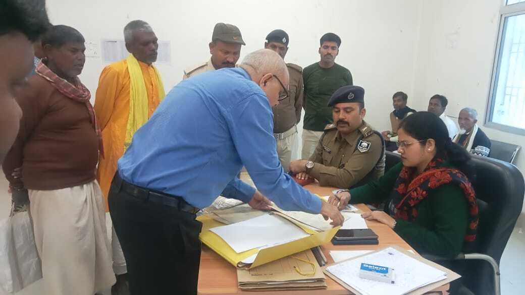 जमीन विवाद के निष्पादन को लेकर लगा जनता दरबार