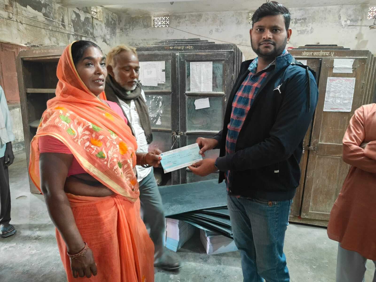 Samastipur News:अग्निपीडितों को मिली सरकारी सहायता राशि