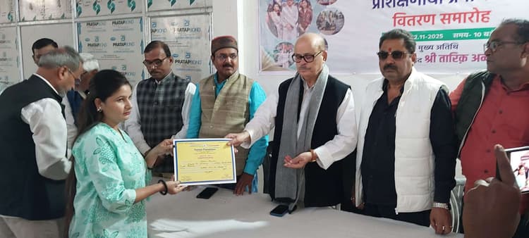 सिलाई-कटाई व ब्यूटीशियन ट्रेड में प्रशिक्षित महिलाओं को मिला प्रमाणपत्र