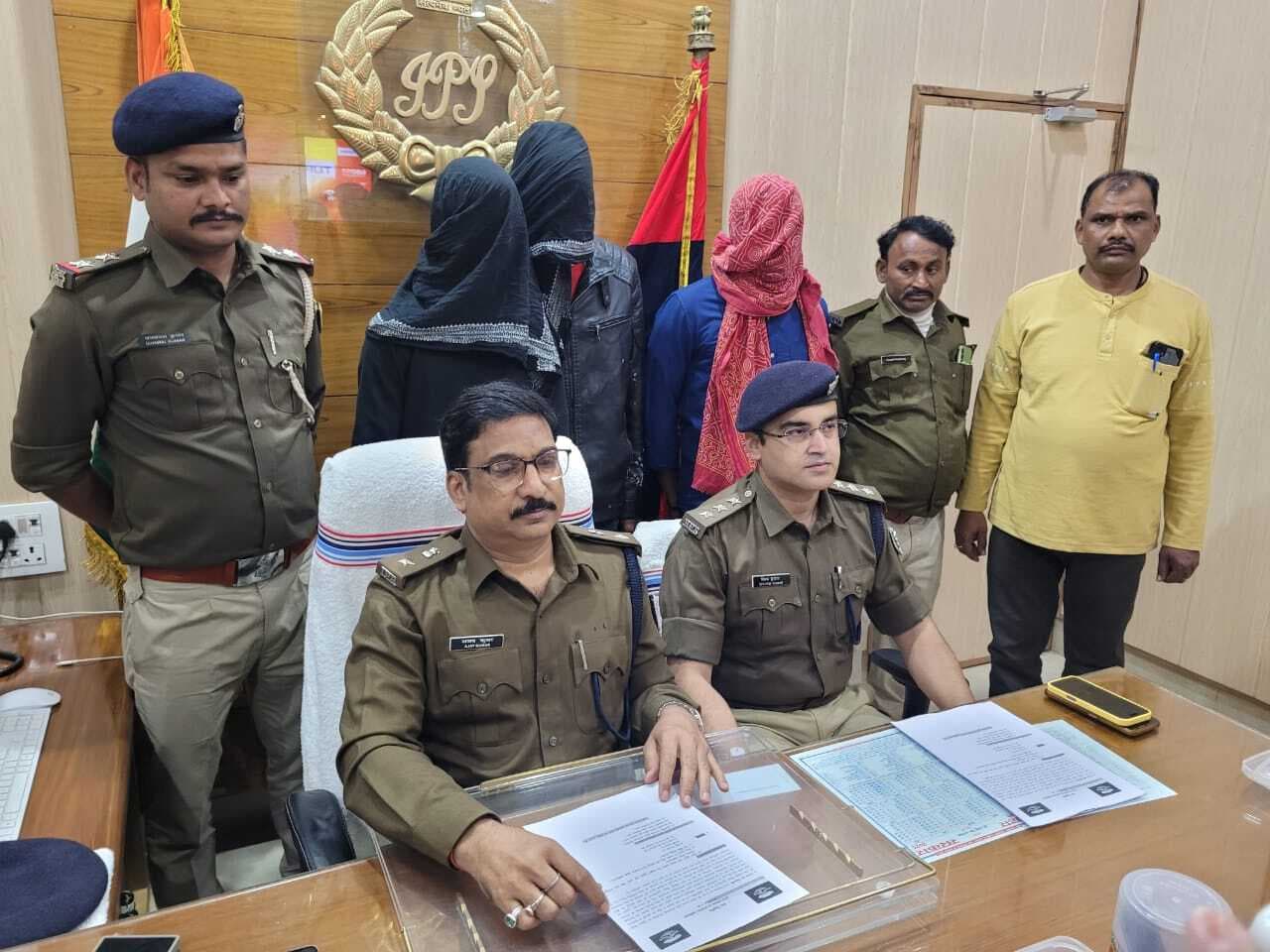 अपराध की योजना बनाते नाबालिग सहित तीन गिरफ्तार