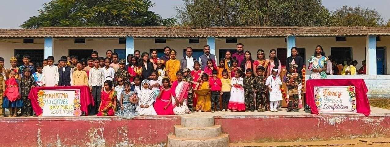 रोबोट, ट्रैफिक लाइट और फौजी बने बच्चों ने मोहा मन